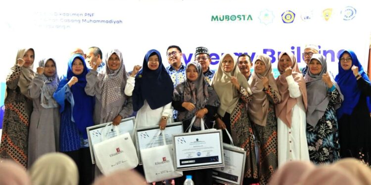 Guru dan Karyawan AUM PCM Tanggulangin Ikuti Synergy Building di Trawas