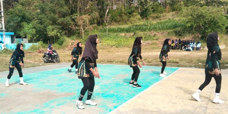 Tim Voli Putri SMK Muhammadiyah 10 Mantup Tampil Percaya Diri di Ajang Lomba Sambut HUT ke-80 RI