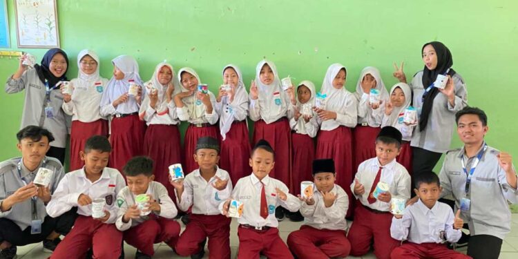 Mahasiswa PGSD KKN 18 UMG 2025 Ajak Siswa SD di Desa Pinggir Gemar Menabung Sejak Dini