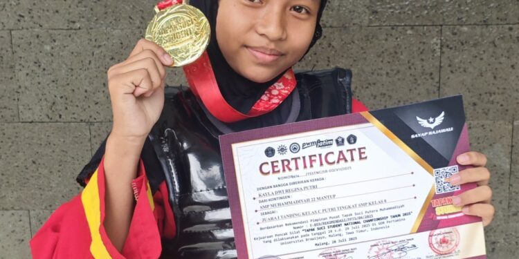 Harumkan Nama Sekolah, Kayla Dwi Regina Putri Raih Juara 1 Nasional Tapak Suci
