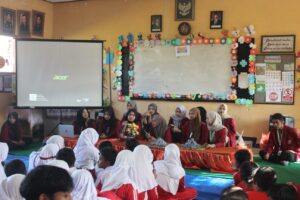 Kreatif! Mahasiswa KKN UM Surabaya Ajak Siswa Belajar Simulasi Letusan Gunung