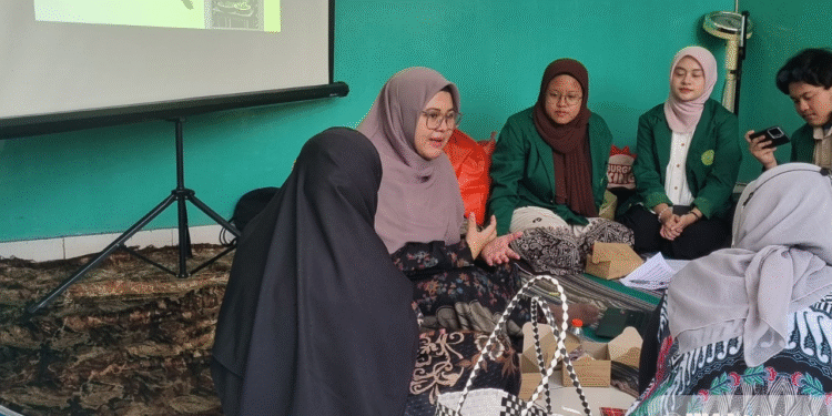 Berdampak ke Masyarakat, Tim PkM UMJ Gelar Edukasi Gizi Posyandu Kartini 19