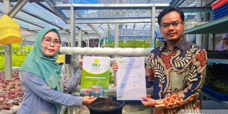 Tim PKM UMJ Serahkan Panel Surya untuk P4S Hidroponik Generik
