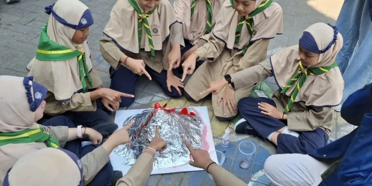 Bukan Sulap! Ini Cara Ciptakan Lampu Lava dan Gunung Berapi