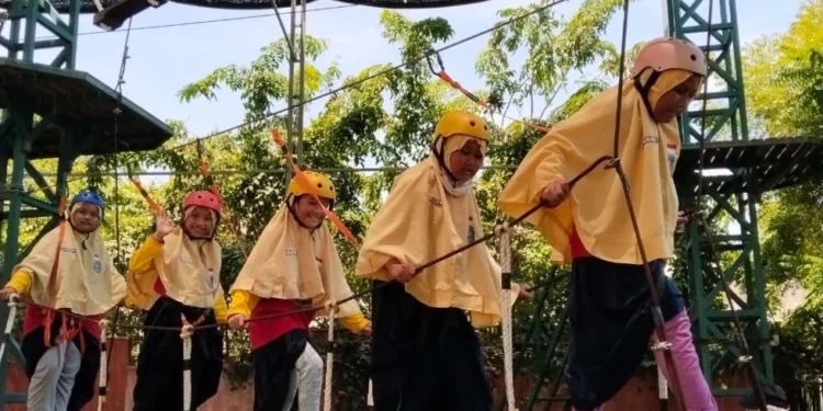Siswa Kelas 3 SD Muhammadiyah 2 Bojonegoro Belajar Seru di Maharani Zoo