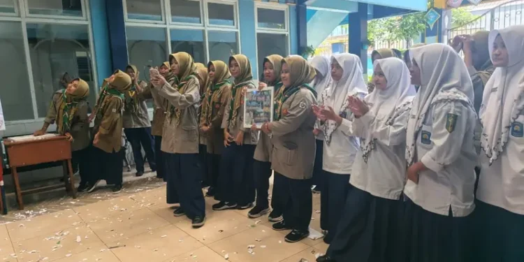Peringati Hari Guru, Siswa SMP Muhammadiyah 11 Surabaya Beri Kejutan!