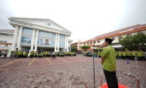UMSU Peringati Harkitnas, Rektor Serahkan Sepeda Motor untuk Pegawai Purnatugas