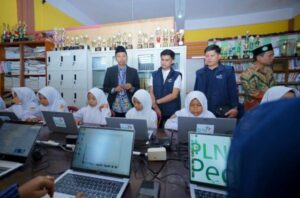 PT PLN UID Sumut Beri Bantuan Lab.Komputer dan Pelkatihan Desain Grafis ke MTsM 19 Tanjung Pura