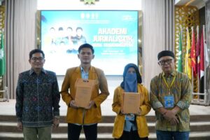Muhammad Arifin Apresiasi Dua Penulis Berita Terbaik